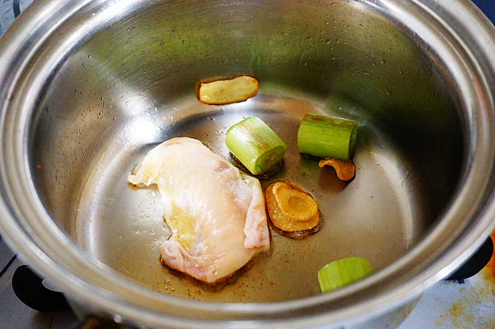 ②鶏皮を皮面から焼きうま味のある油を抽出する