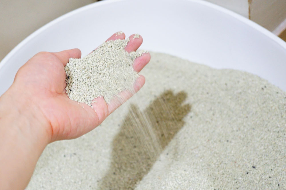 猫砂の中でも鉱物系の砂が好まれやすい！